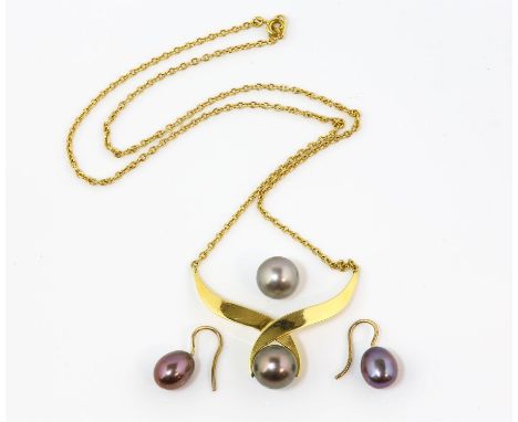 Tahitian pearl necklace, central Tahitian pearl with purple hue, measuring 10mm in diameter, set in between two gold curved p