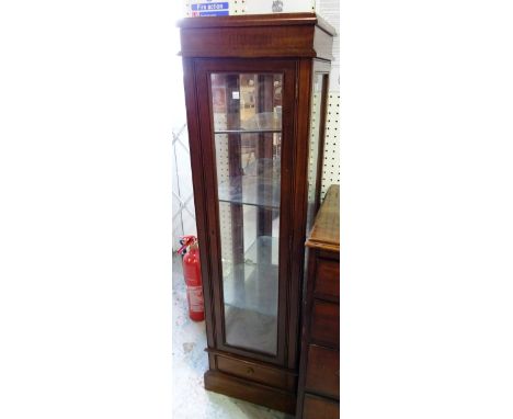 A 20th century mahogany four tier display cabinet with single drawer to base, 37cm wide x 143cm high. 