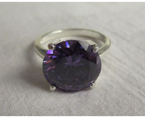Silver amethyst set ring
