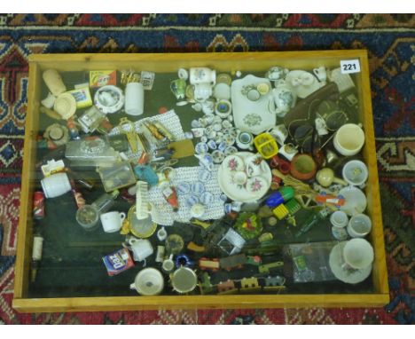 GLAZED DISPLAY CASE OF DOLLS HOUSE MINIATURE CERAMIC TEA SETS, SPECTACLES ETC