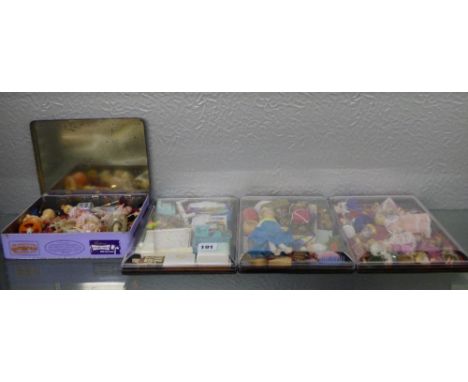 FOUR SMALL CASES OF MINIATURE DOLLS INCLUDING PLASTIC AND VINYL EXAMPLES AND SINDY DOLLS HOUSE FURNITURE AND OTHER SMALLER SC