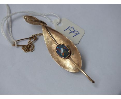 Unusual 10ct gold leaf brooch set with an  opal doublet 6.5cm long 6.4g inc     