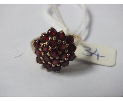 9ct garnet cluster ring approx size O  4.2g inc        