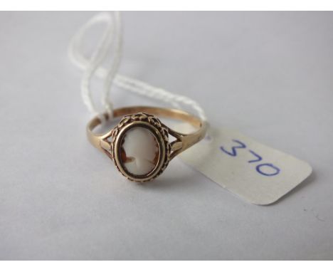 9ct cameo ring approx size P      