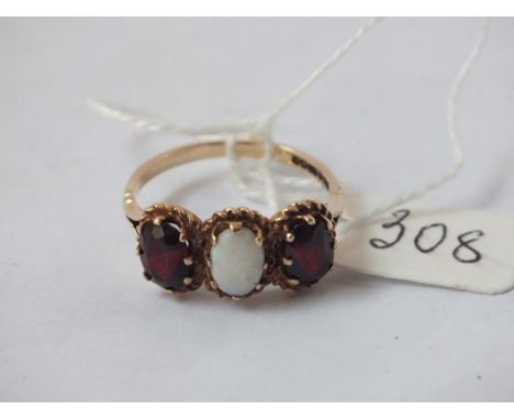 9ct opal and garnet 3 stone ring, size T,      