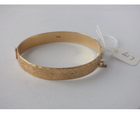 9ct engraved hinged bangle 18.9g     