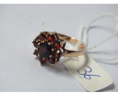 9ct garnet cluster ring approx size P  3.4g inc        