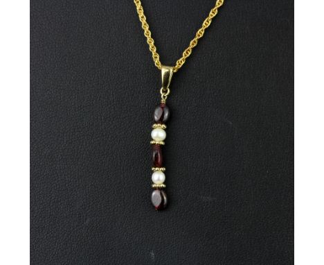 A gold on 925 silver pendant and chain set with polished garnets and pearls, L. 4cm.