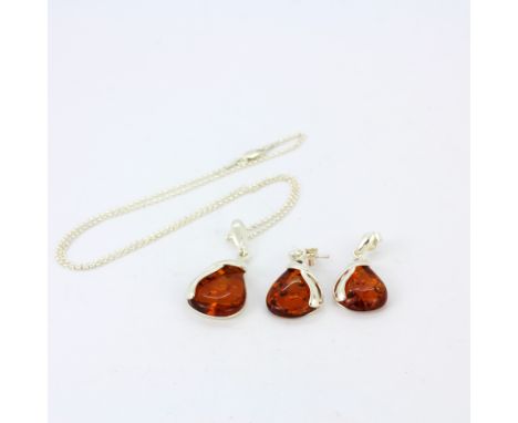 A 925 silver amber set necklace and matching pair of earrings, L. 3.2cm.