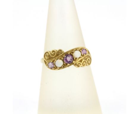 An antique 18ct yellow gold ring set with opals and amethyst, (N.5).