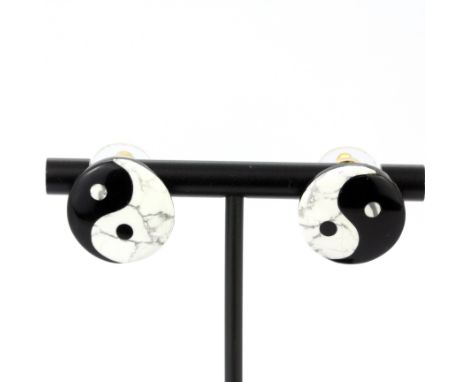 A pair of 925 silver Ying-Yang earrings set with onyx and howlite, Dia. 1.7cm.