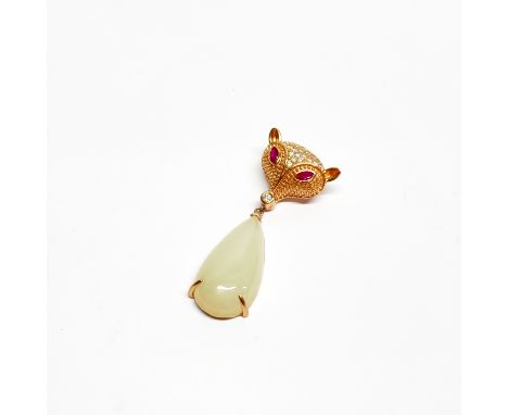 A lovely rose metal pendant set with mutton fat jade and ruby eyes, L. 4.5cm.