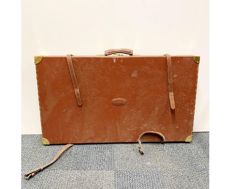 A large leather gun case, 92 x 53 x 8cm.