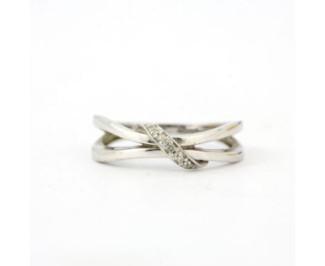 A 9ct white gold diamond set knot ring, (M.5).