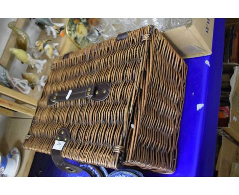 Wicker picnic hamper