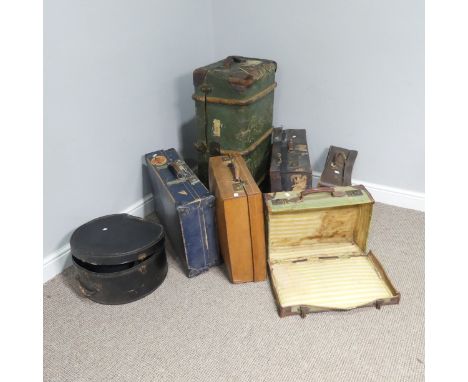 A lot of five various vintage suitcases together with a steamer trunk and a hatbox containing three various hats, (steamer tr