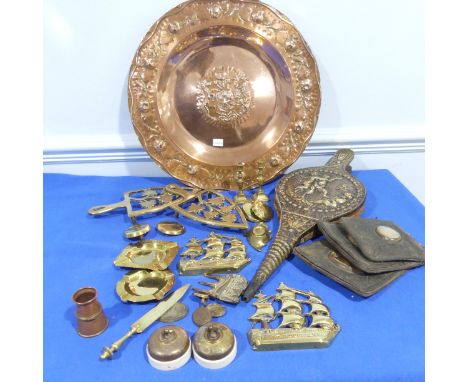 A lot containing decorative brass items and tools such as ; wooden carving tools, a large decorative copper plate,&nbsp;brass