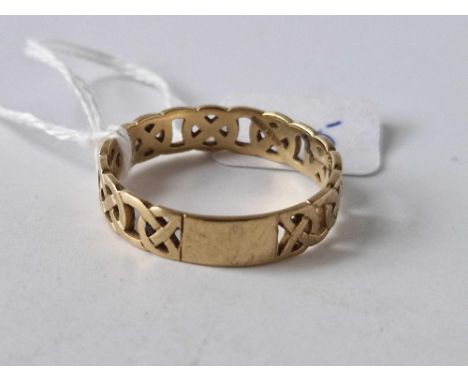 A large Celtic style band ring 9ct size Z + 5 4.3 gms