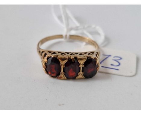 A vintage garnet 9ct three stone ring size V  3.1g