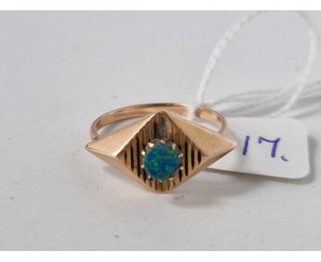 A doublet opal ring 14ct gold size S 3 gms