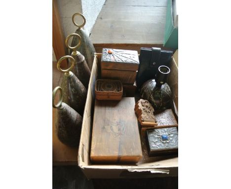 Four polished serpentine pear shaped weights/door stops, each with an applied brass loop handle to the pointed top, all aroun