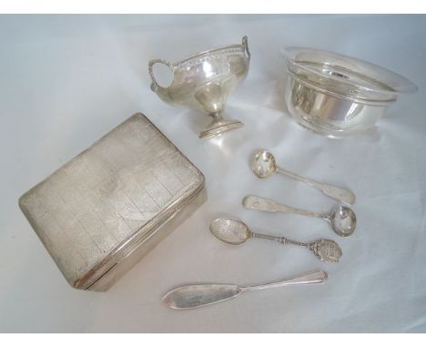 A George V silver bon bon dish, Birmingham, 1923, the circular bowl with decorative pierced rim and three garland handles, on