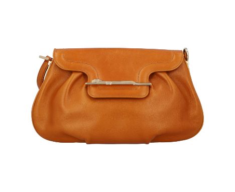 CARTIER VINTAGE Schultertasche. Fein genarbtes Leder in Hellbraun mit goldfarbener Hardware. Überschlag mit Panthere und magn