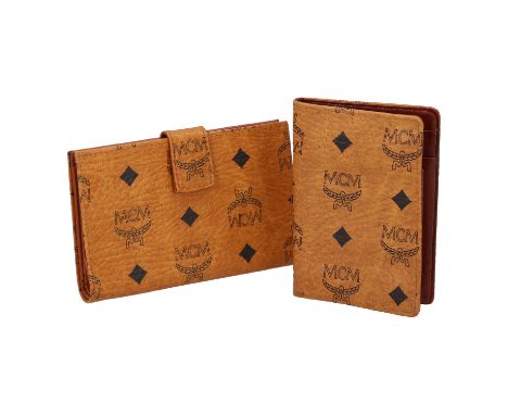 MCM VINTAGE Konvolut. Kartenetui und Portemonnaie in Cognacfarben mit klassischem Logomuster und goldfarbener Hardware. Stark