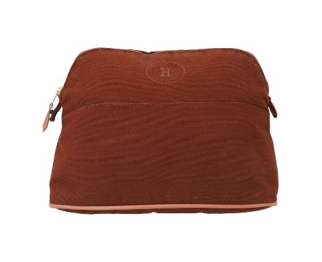 HERMÈS Kulturbeutel "BOLIDE". 100 % Baumwolle. Modell in Braun mit Paspelierung aus Leder in Hellbraun, goldfarbenem Reißvers