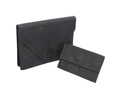 MCM VINTAGE Konvolut. Clutch (26x2,5x20cm) und Brieftasche (18x11,5cm).Textil und Leder in Schwarz mit klassischem Logomuster