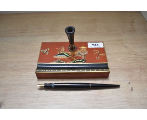 A Carltonware ceramic desk ink stand with oriental design holding a Parker Duofold desk pen.
Condition Report - Very good con