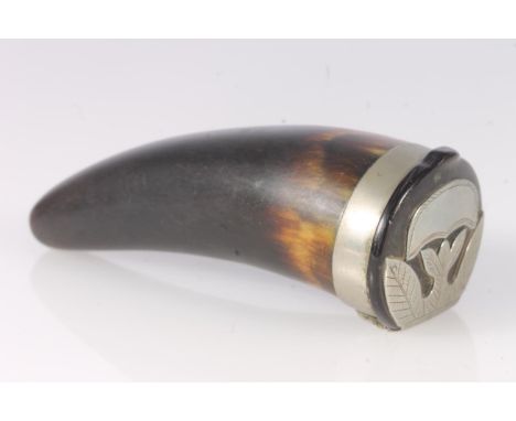 Scottish horn snuff mull having white metal mounts, the cover with thistle design and plain cartouche, 10.5cm long. Condition