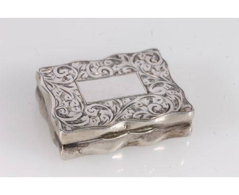 Antique Edwardian silver snuff box of rectangular shape with serpentine edge, the top and bottom surface with incised sinuous