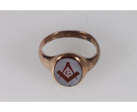 9ct gold gent's Masonic intaglio seal signet ring, the hardstone seal engraved with square and compass, 5.9g, size Y.