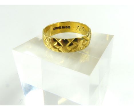 A 22ct gold patterned band ring, finger size O centre, 4g gross