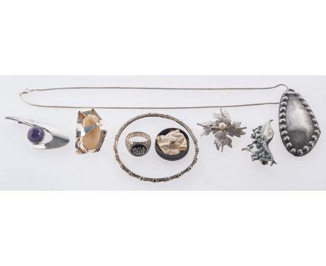 A mixed group of silver jewellery, to include a silver contemporary brooch with a purple cabochon stone, (damaged), by Carl O