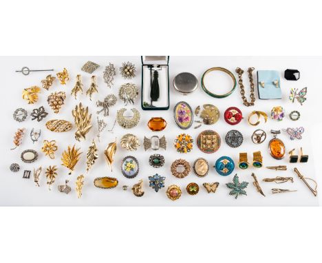 A mixed collection of costume jewellery and pin badges, including a malachite bangle, a New Zealand greenstone pendant, brooc