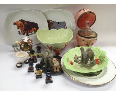 A collection of ceramics and glass comprising a liqueur set, Carltonware salad dish, Golly figures etc - NO RESERVE