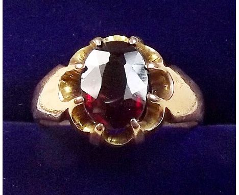 A 9 carat gold ring set garnet - size 0