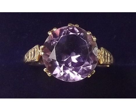 A 9 carat gold amethyst ring - size N