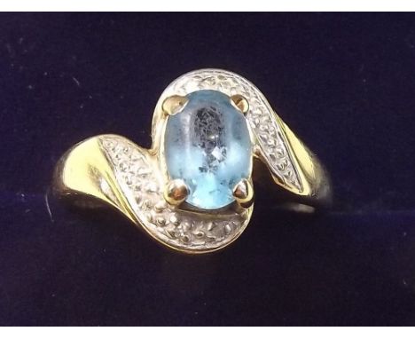 A 9 carat gold blue stone crossover ring - size J 1/2