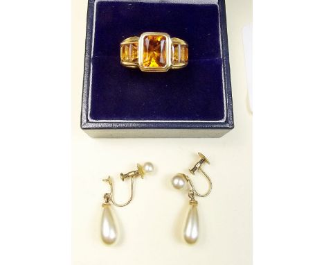 An 18 carat gold ring set orange stones size L and a pair of 9 carat gold 'pearl' pendant earrings