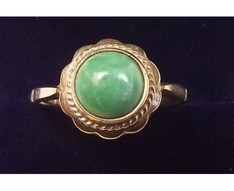 A 9 carat gold ring set green stone - size 0