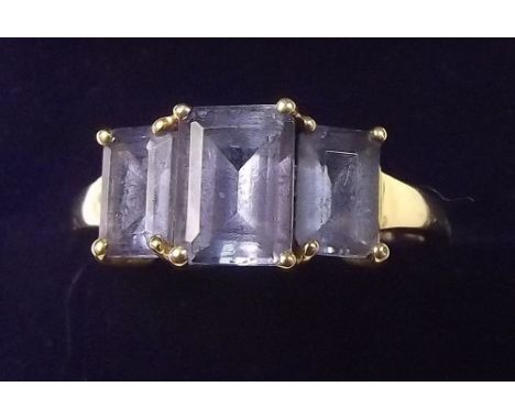 A 14 cart gold three stone amethyst ring - size N