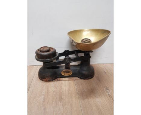 VINTAGE SALTER BLACK CAST METAL KITCHEN BALANCE SCALES WITH BRASS PAN AND WEIGHTS