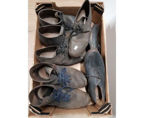 BOX OF ANTIQUE VINTAGE FOOTWEAR