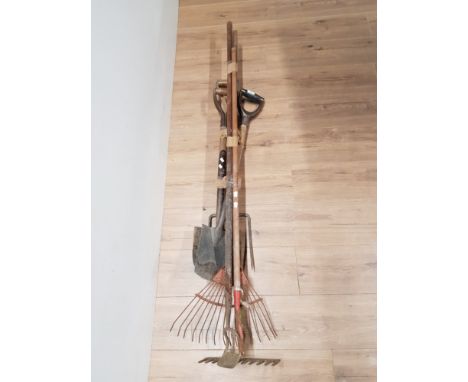 BUNDLE OF GARDEN TOOLS