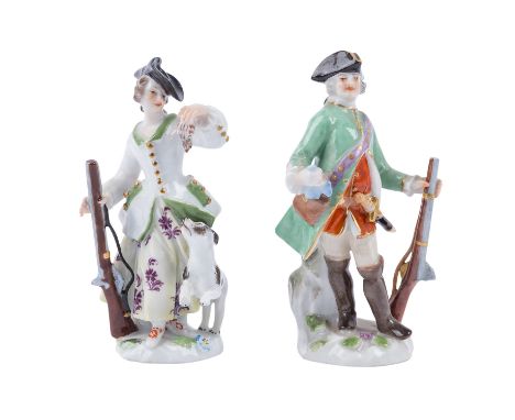 MEISSEN 2 Miniatur-Jägerfiguren, 1. Wahl, um 1924. Weißporzellan farbig staffiert, 1 Jäger, Modell-Nr. 1795, vor 1924 und 1 J