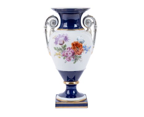 MEISSEN Amphorenvase, 1. Wahl, vor 1924. Weißporzellan partiell kobaltblau gefasst, mit reicher Goldstaffage und feiner polyc