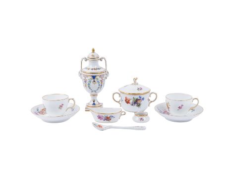 ROYAL COPENHAGEN und POTSCHAPPEL, 9-tlg. Konvolut, 19./20. Jh.: ROYAL COPENHAGEN 'Blumenmalereien': 2 Tassen und 2 Untertasse